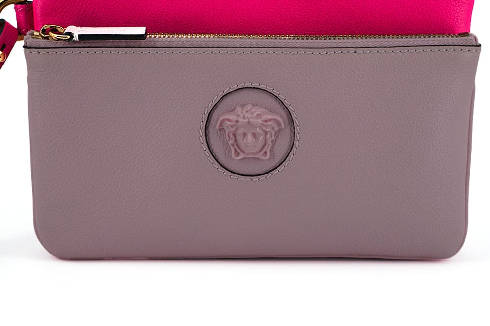 Elegante bolso de mano de piel rosa de Versace