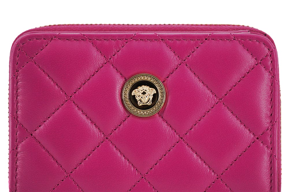 Cartera elegante de piel acolchada en color morado de Versace