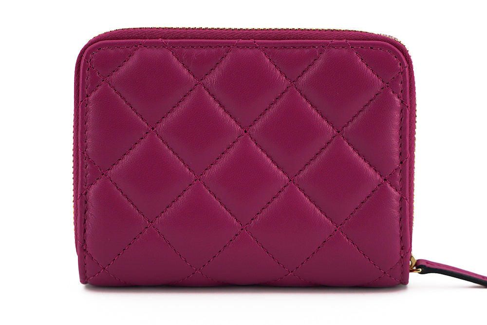 Cartera elegante de piel acolchada en color morado de Versace