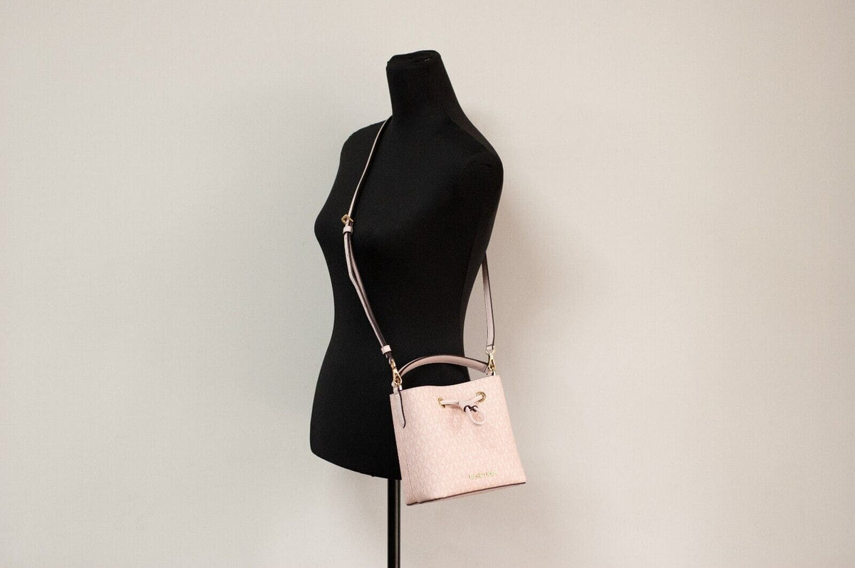 Sac à main seau à bandoulière Michael Kors Suri Small en PVC poudre foncée Signature Blush